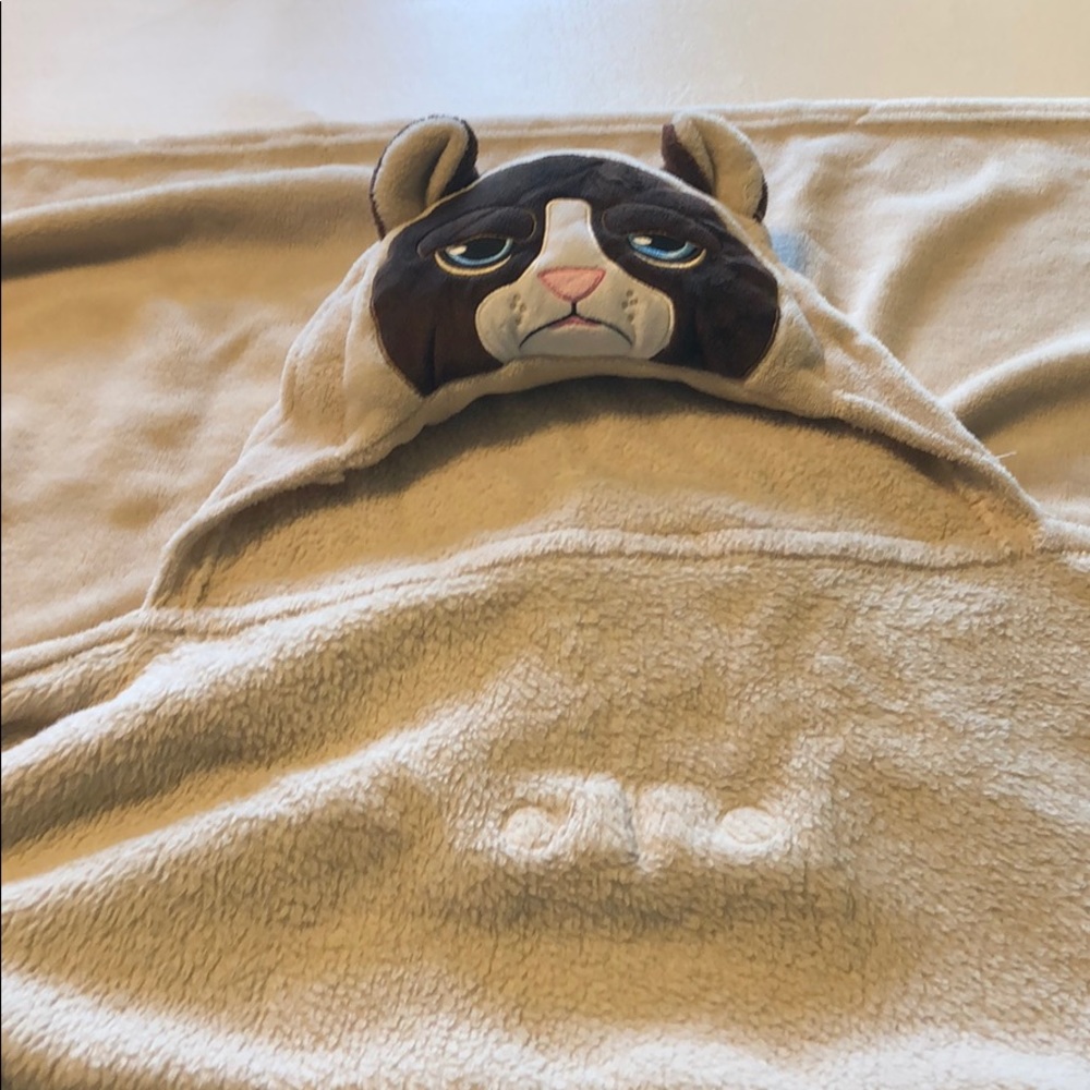 Comfy critters blanket ( grumpy cat)